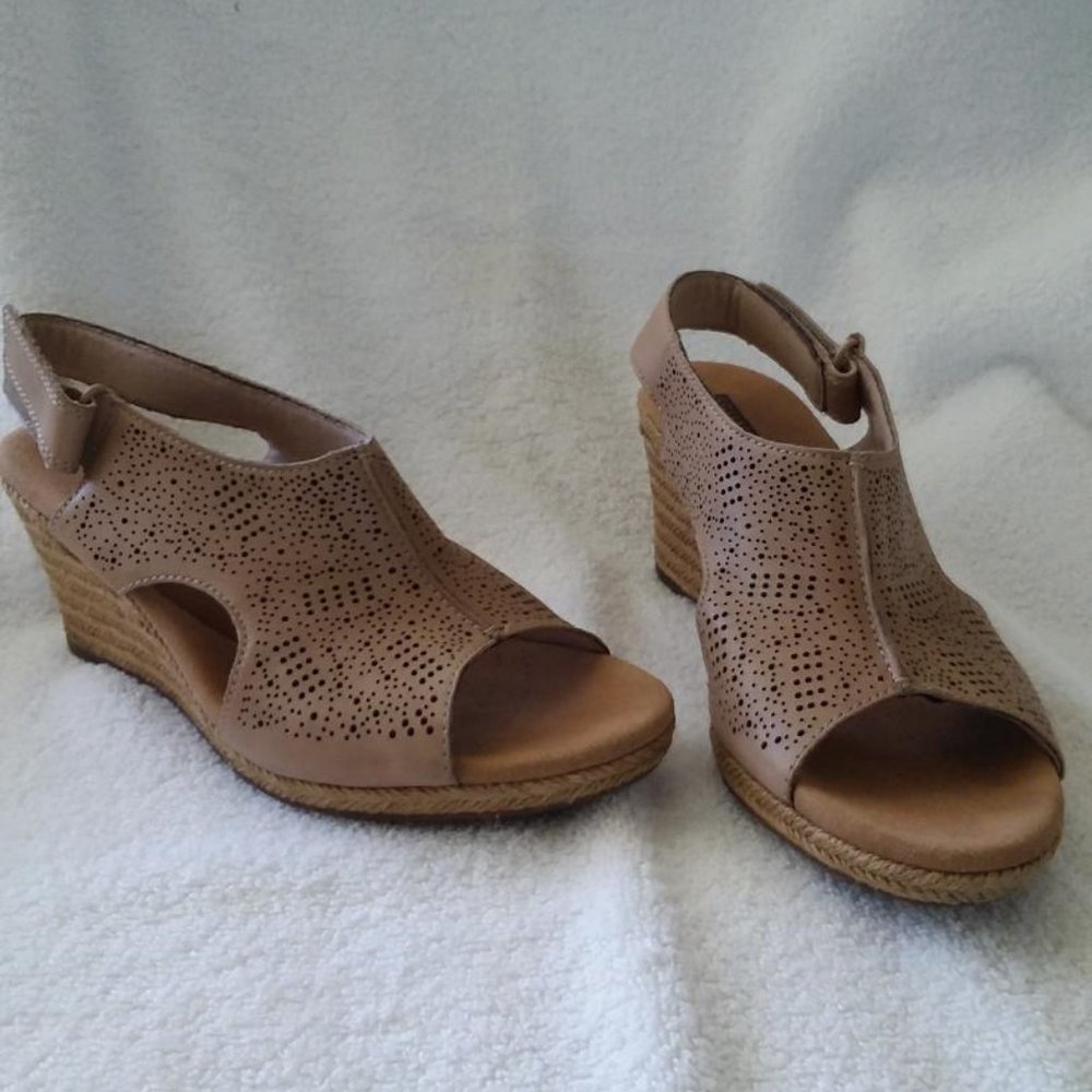 Women's Clarks Tan Wedges 7M